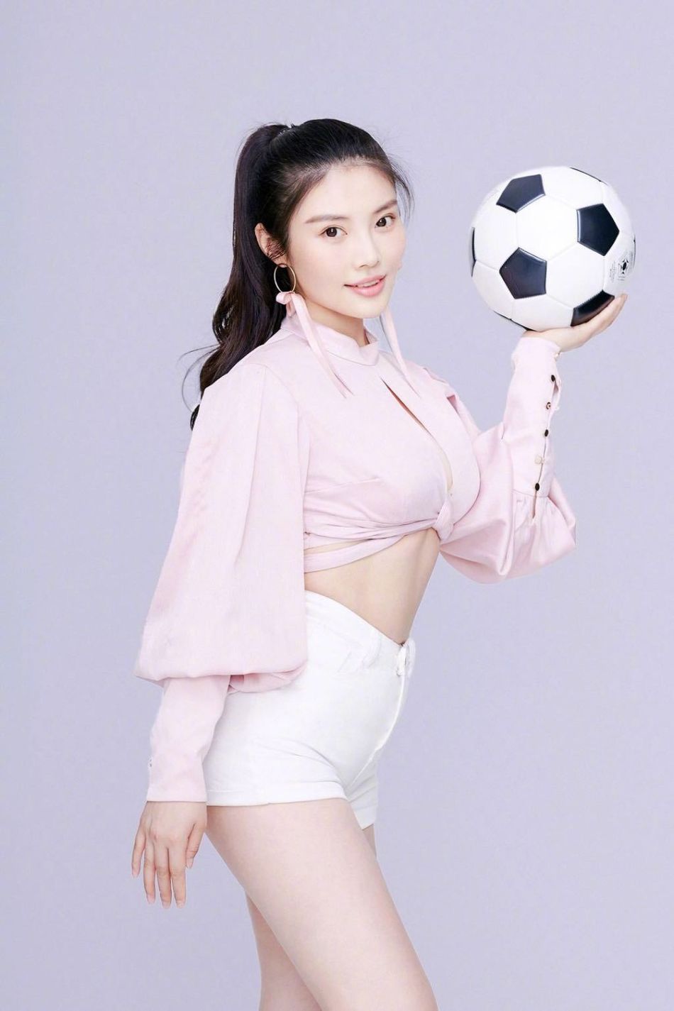 徐冬冬依旧性感抱足球秀长腿撩人满分，略显前凸后翘曲线