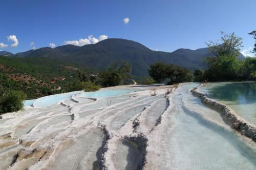 云南一处不为人知的仙人遗田，极其静谧，可与土耳其棉花堡相媲美