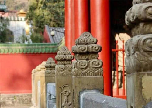 四川有座不寻常的寺庙，酷似古代皇宫，用楠木建造数百年完好无损