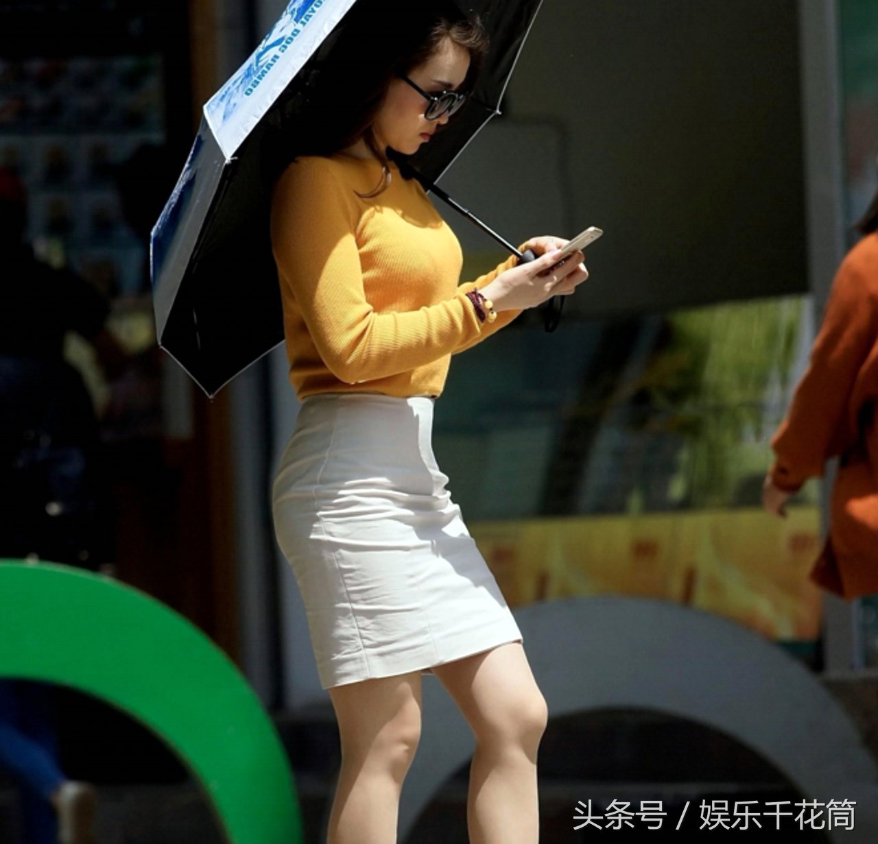 打扮得简洁典雅出街，自信满满