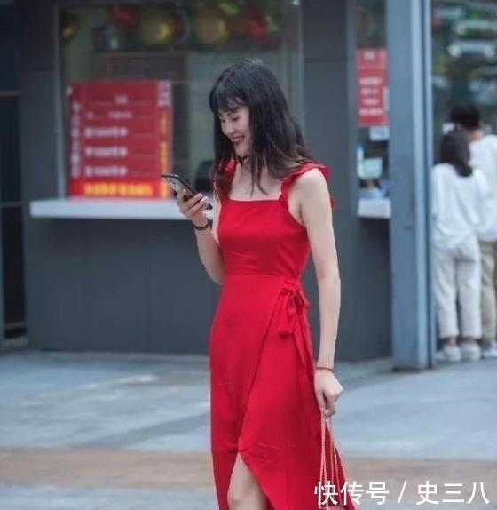  秋月|街拍皎若秋月的美女，一条灰色的连衣裙，时尚气质风范