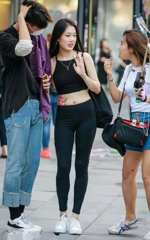 打底裤让身材更饱满，穿出休闲惬意感