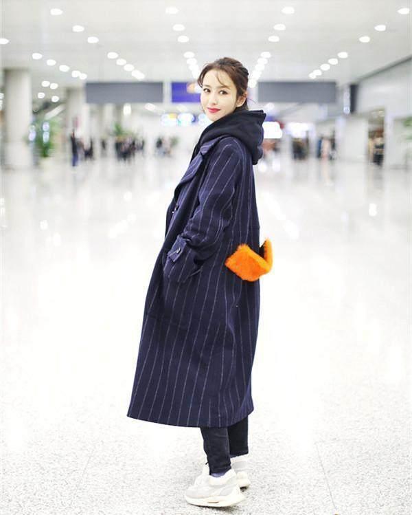 43岁马伊俐撞衫29岁的佟丽娅，一样的大衣却穿出不一样的感觉