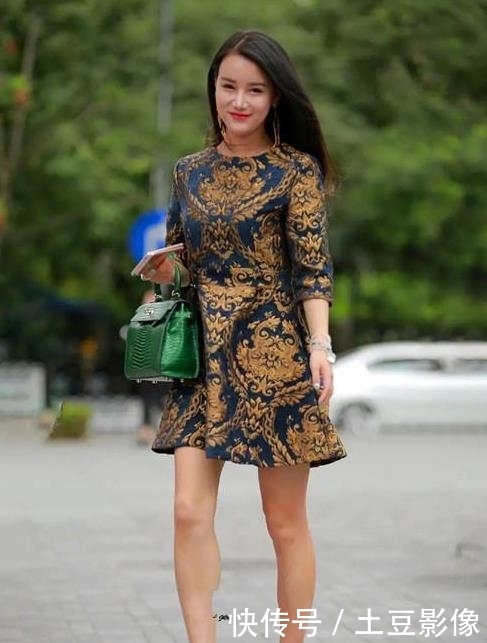 『美女』街拍柳眉如烟的美女,一件白色背心配蓝色牛仔裤,时尚大方气质