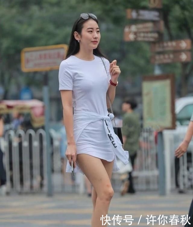  T恤：街拍：美女穿白色T恤裙凹造型，青春靓丽感满满