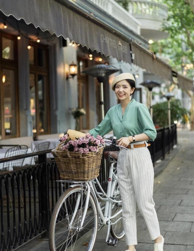  『看上去更加』“女神时尚博主”平时的穿衣搭配，淡绿色衬衣配乳白色花纹锥形裤，高級空气