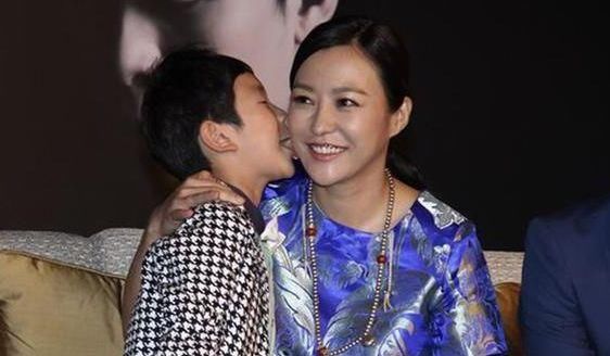 # 滤镜#大象腿有150斤，郝蕾造型崩塌？蓝裙竟配红丝袜！无滤镜现双下巴