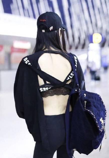 奚梦瑶才是穿小心机露背装的鼻祖,蔡依林机场秀一对比输太惨