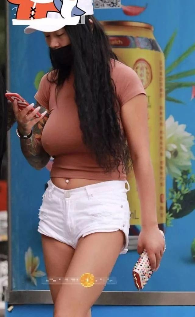 街拍:花臂纹身姑娘，心胸宽广，胸怀天下!