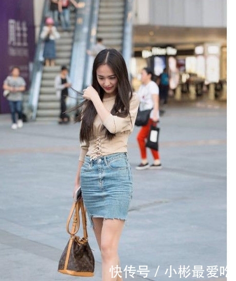 美女：美女穿着一身黑色的连衣裙，散发着一种成熟的美感与气质，街拍