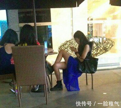 妹子,今天的裙子挺时尚啊,配上你的二郎腿,回头率十足了