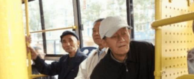 取消老年公交卡呼声越来越多，部分地区开始取消，理由很现实！