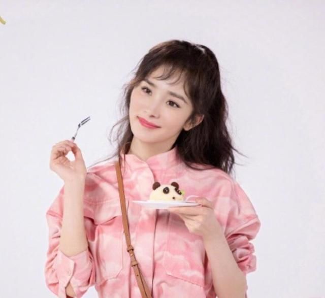 热巴身穿2万块蜜桃粉短裙，总算美过杨幂，没想到还是输给赵丽颖