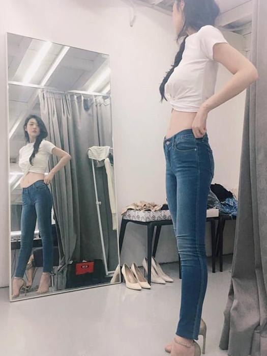 崔雪莉晒生活照, 穿露脐装变身“腰精”, 金泫雅地位不保!