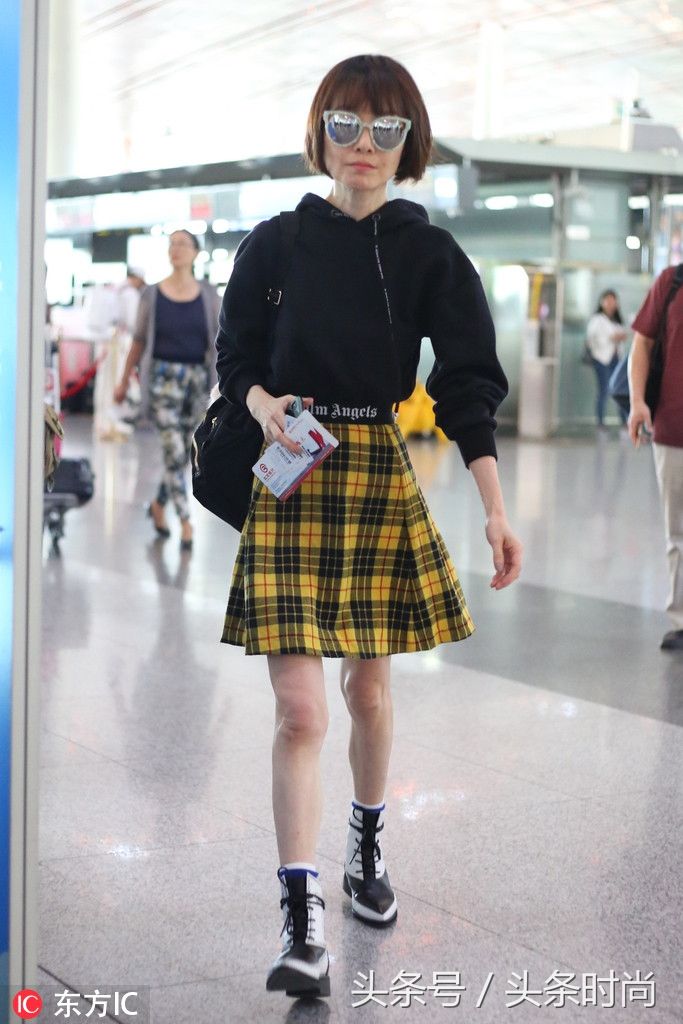 秋天是卫衣星人的天下 看女神江疏影如何花样穿卫衣