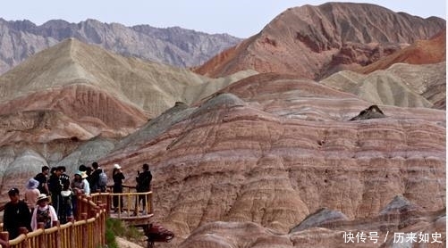 (甘肃张掖）五一小长假张掖七彩丹霞游客多