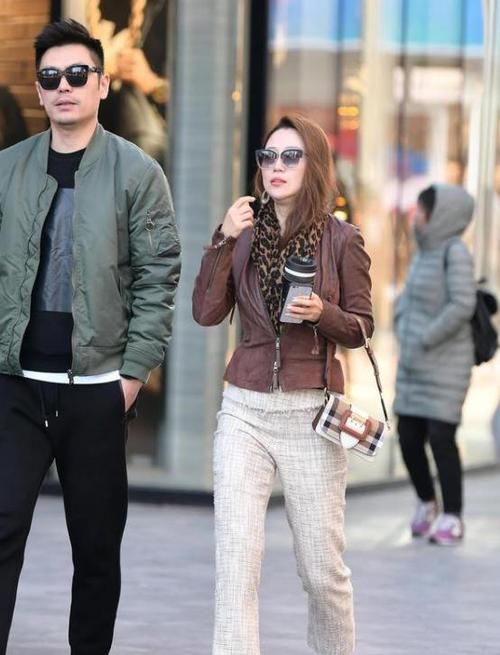 时尚■街拍：笑容甜美的美女，一件白色外套，时尚清新靓丽美