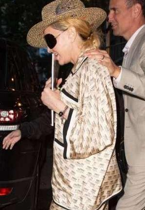 麦当娜有59岁？睡衣出街还像29岁，可脚上的鞋子出卖了她