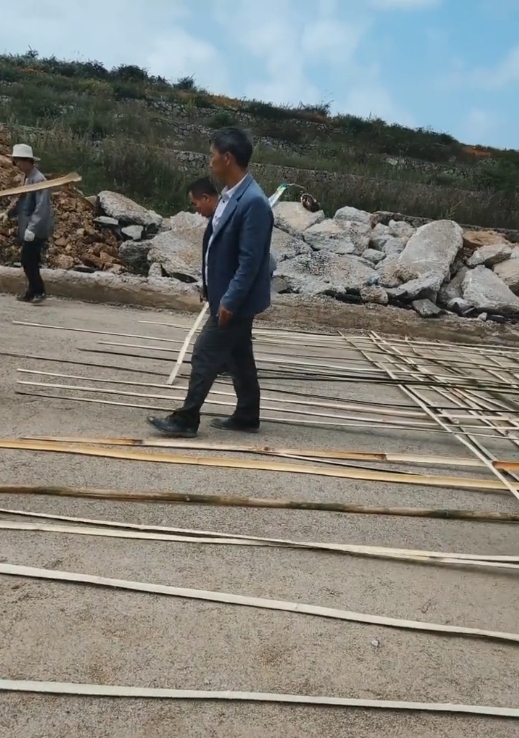  [村民]农村“村村通”水泥路，村民用竹子铺路基，网友称：难得