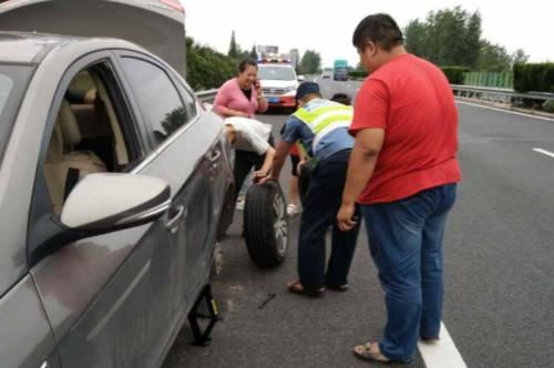 高速换备胎驾照被扣光！车主纳闷：停应急车道有错还是备胎有错？