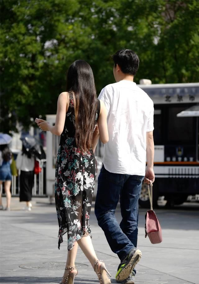  『气质』深色印花吊带长裙，浅灰色尖头细跟铆钉鞋，轻松搭配出时尚气质