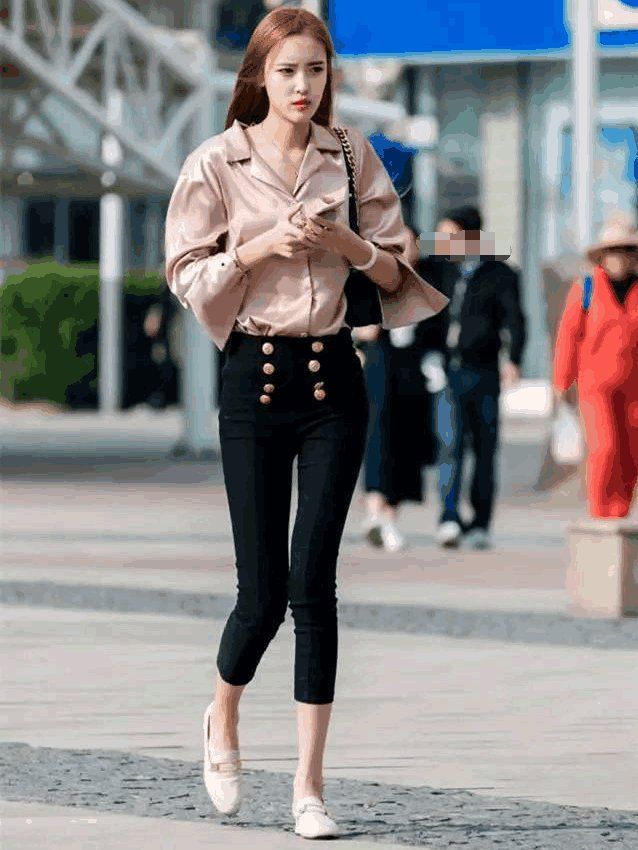 东莞街拍: 街头小姐姐们诱人美腿PK火爆身材, 你更喜欢哪一款呢?