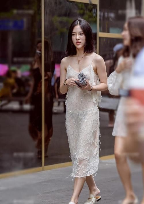  【穿搭】街拍：小姐姐身穿的这款紧身连衣裙，设计非常的简约大气