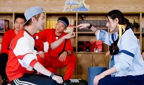 迪丽热巴隐瞒多年孩子终曝光，微博看真相，杨幂：孩子他爸是谁？