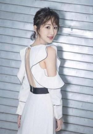 24岁杨紫与42岁林志玲同穿露背裙，网友：这身材对比起来简直是可