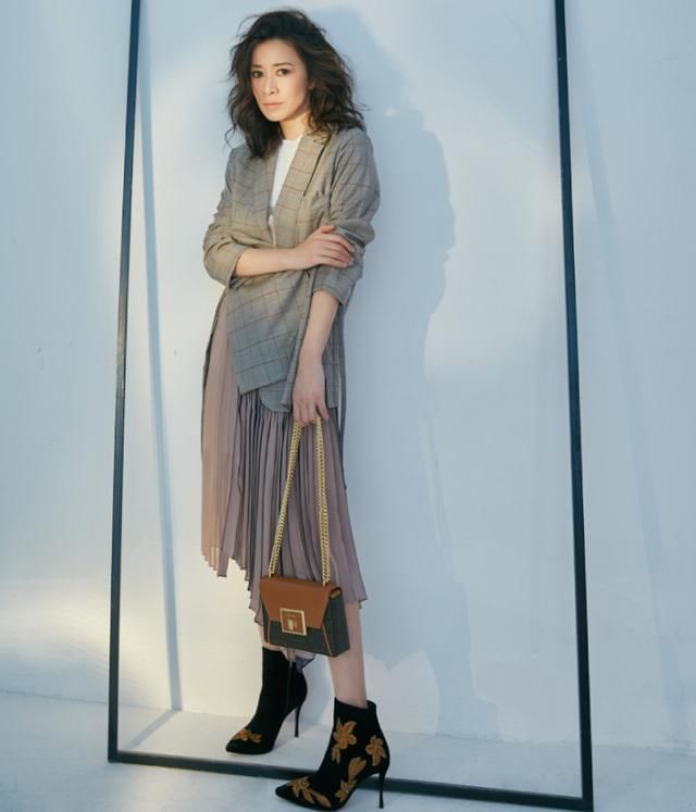 43岁佘诗曼腰细成“电线杆”，却穿“猪笼鞋”，一秒变小短腿!