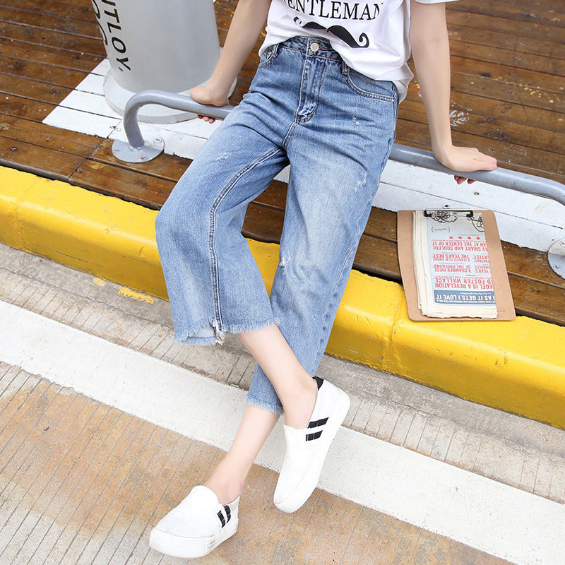 女人再漂亮，早秋也不要穿裙子了，这休闲的牛仔裤，青春有活力