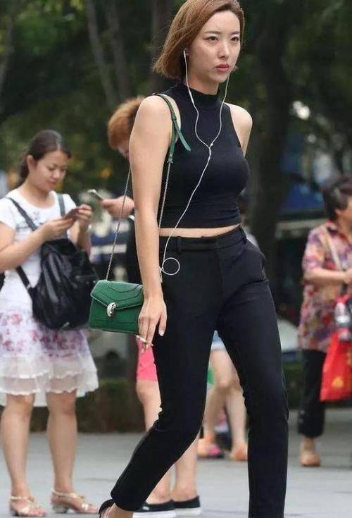 『风采』潮范儿女神来了，街拍：身材高挑的美女，一条黑色的连衣裙，时尚女神风采
