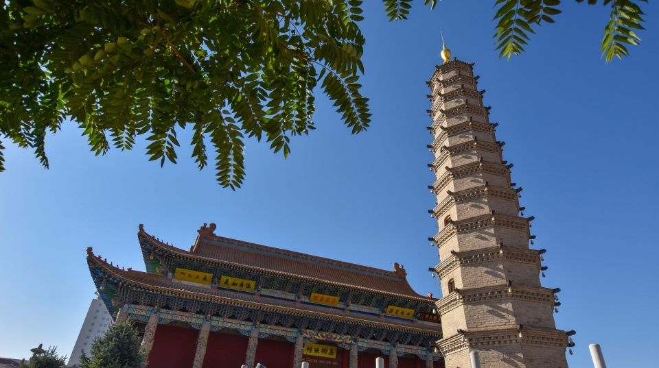 甘肃有座1600年的古寺，为一位高僧而建，当年因他引发一场灭国战