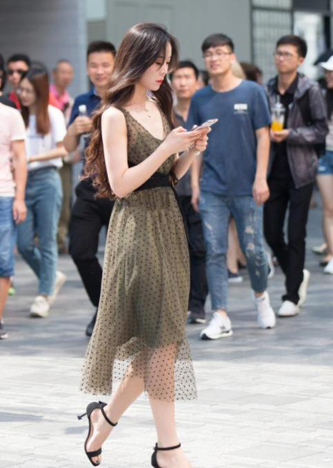 小姐姐走在街头，吸引了不少异性的眼光，她自己却毫无察觉！