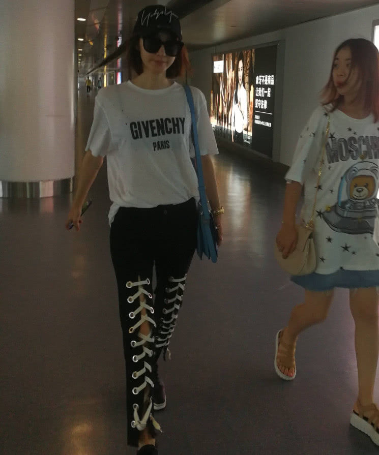 王丽坤给林更新省钱妆都不化，看到裤子更懵，腿更细了