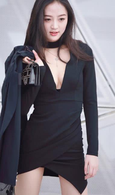 小姐姐180公分魔鬼身材臀线比上围更吸睛，凭借一组“仙女跳”封