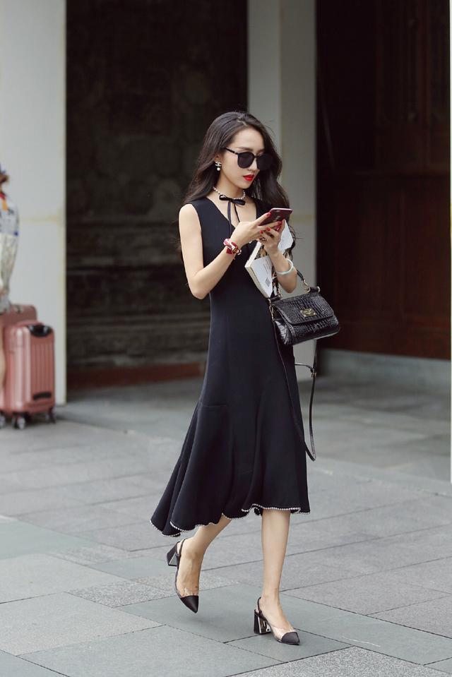 街拍：高跟鞋加短裙，美女一双纤细的大长腿看呆路人