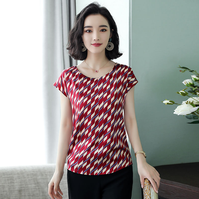 三伏天，越来越多女生在家不穿罩罩，学学下面这样穿。性感又迷人