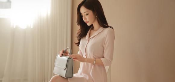 『美女』美女模特孙允珠高清美图苹果嫩粉甜心家居娇嗔连衣裙