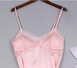 身为人妻的我,在家不穿文胸只穿睡衣,舒适自在又不失性感迷人