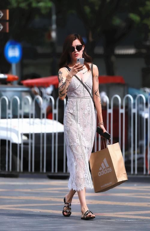 街拍：炎热夏季姑娘们清凉出行简约又时尚，你最喜欢哪一位？