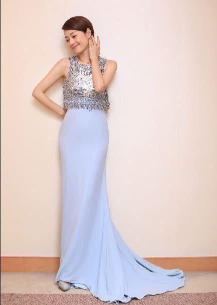 42岁的马伊琍越来越大胆了，衣服扭曲肚子突出一块，网友:太傲娇