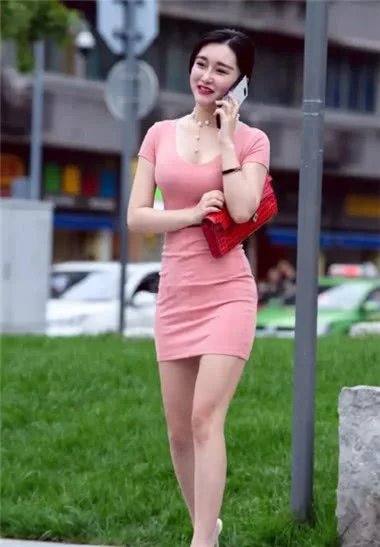 街头打电话小姐姐尽显凹凸身材，这样的小姐姐女人味十足