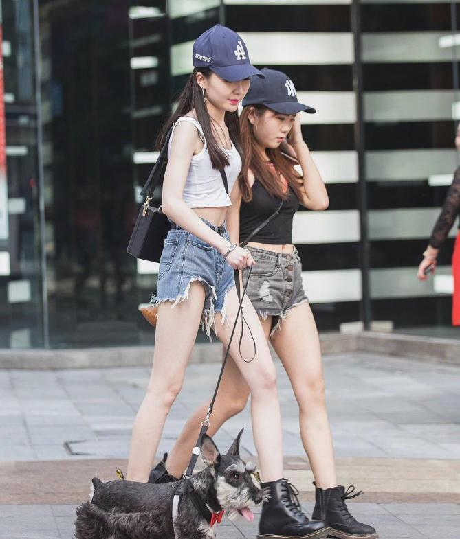 街拍美女：一位清纯甜美小姐姐带着“儿子”和闺蜜一起逛街