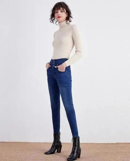  「气色」今年流行“经典蓝”质感穿搭，提亮气色显品味