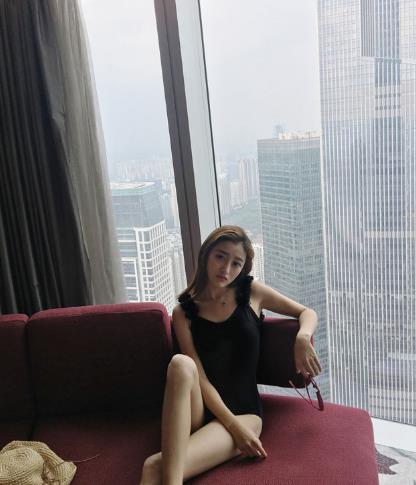 比基尼泳衣美女，把身材润饰的完满无缺，镂空设计展现完美身段！