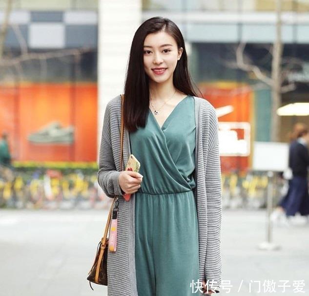 「 美女」清爽马尾,娇俏丽人,浪漫气息,街拍美女:粉色长裙