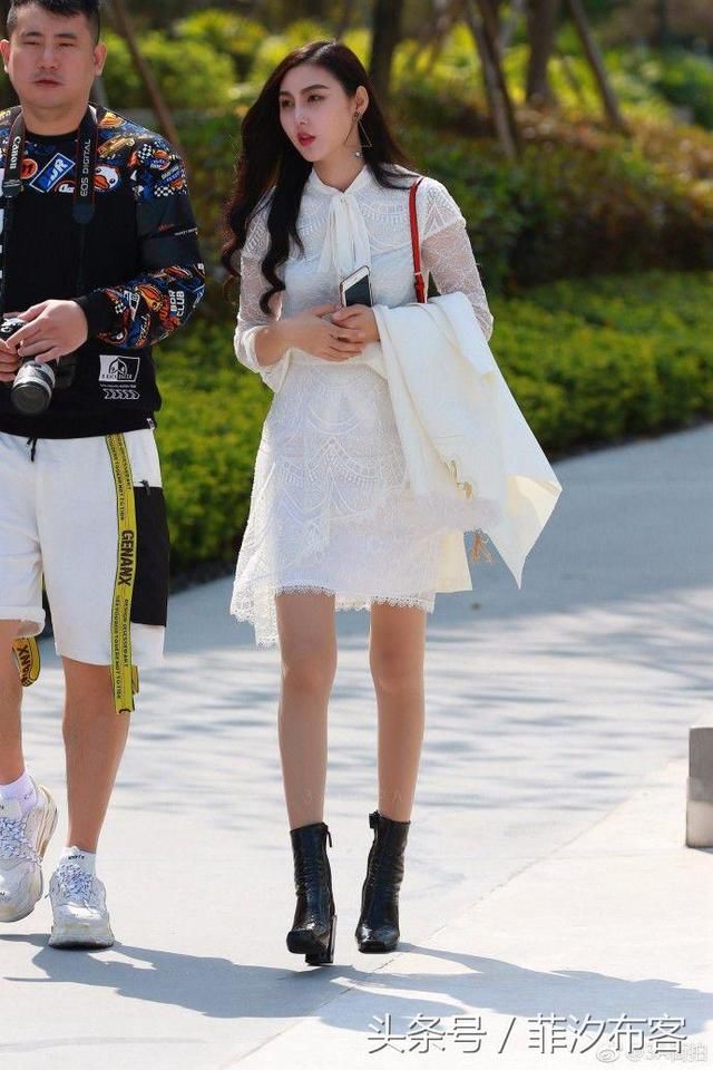 街拍：圆润小姐姐穿柔美的白色裙出街，散发出无尽的青春魅力！