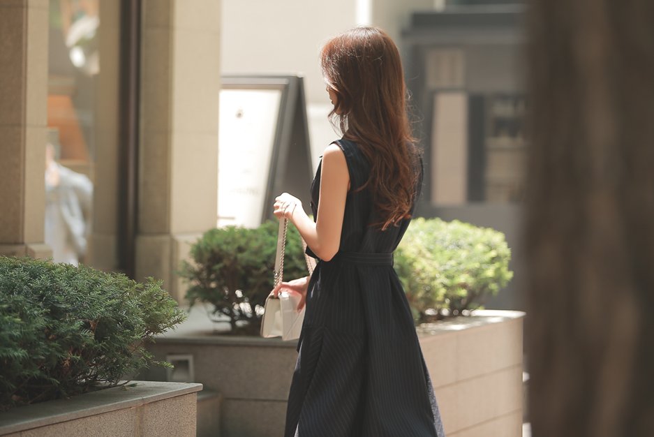 女神珠珠:黑咖啡愠色竖条不对称束腰裙