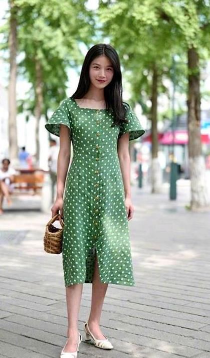  『美女』街拍：艳若桃李的美女，一条绿色的连衣裙，时尚优雅气质迷人